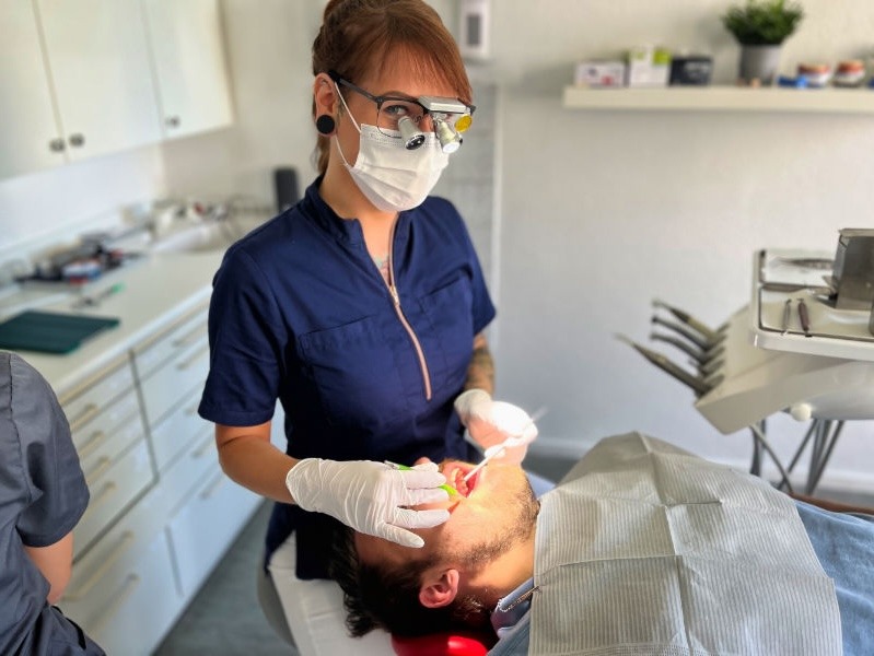 Zahnärztin Christina Stoll während einer zahnärztlichen Behandlung